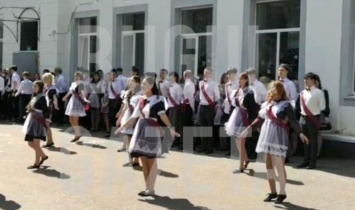 В Бугульме последние звонки прозвенели для 1543 выпускников: 1167 девятиклассников и 376 учеников одиннадцатых классов