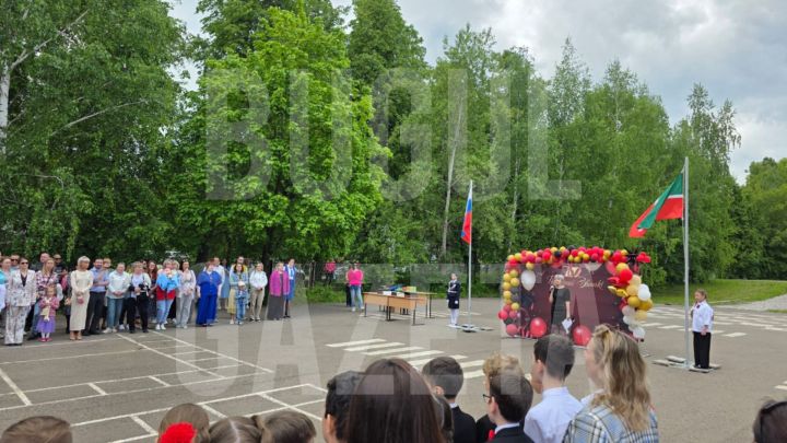 В Бугульме последние звонки прозвенели для 1543 выпускников: 1167 девятиклассников и 376 учеников одиннадцатых классов