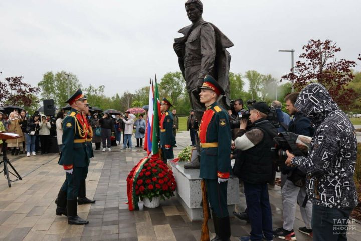 У памятника Фатиху Кариму прозвучала песня на его стихи