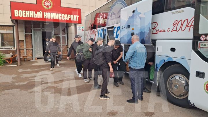 В Бугульме прошла самая многочисленная отправка призывников