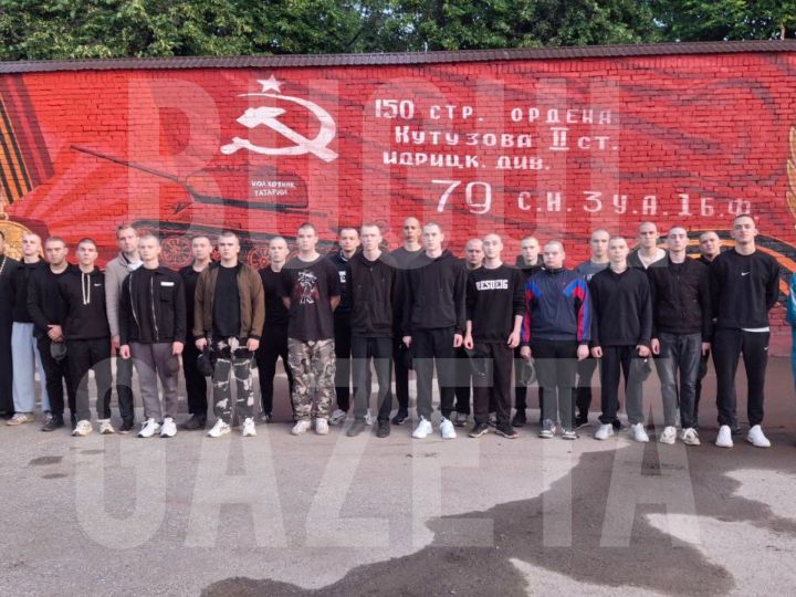 В Бугульме прошла самая многочисленная отправка призывников