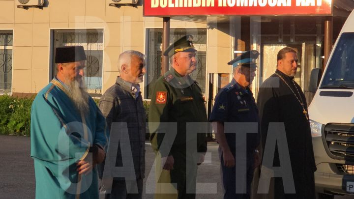 Из Бугульмы на республиканский призывной пункт уехали 12 парней