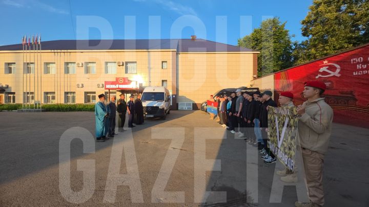 Из Бугульмы на республиканский призывной пункт уехали 12 парней