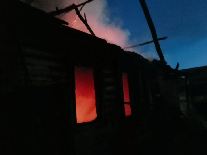 В Бугульминском районе огнем полностью уничтожен дом