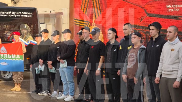 Из Бугульмы рано утром уехали 15 призывников