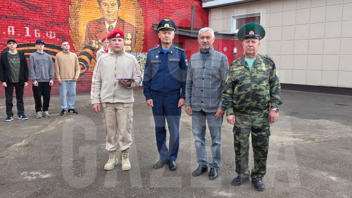Из Бугульмы рано утром уехали 15 призывников