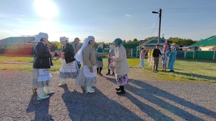В Бугульминском районе прошел сбор платков к Сабантую