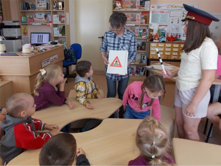 Дошкольникам и школьникам Бугульминского района напомнили правила поведения на дороге