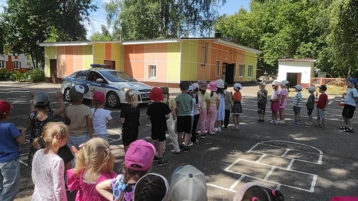 Автоинспекторы объяснили ПДД маленьким бугульминцам