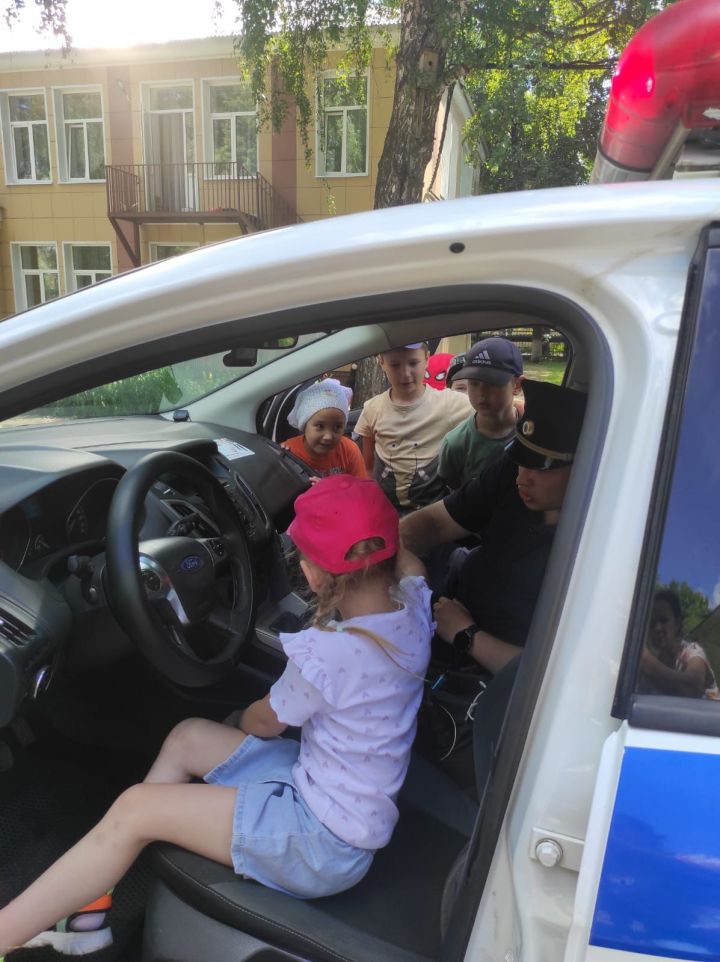 Автоинспекторы объяснили ПДД маленьким бугульминцам