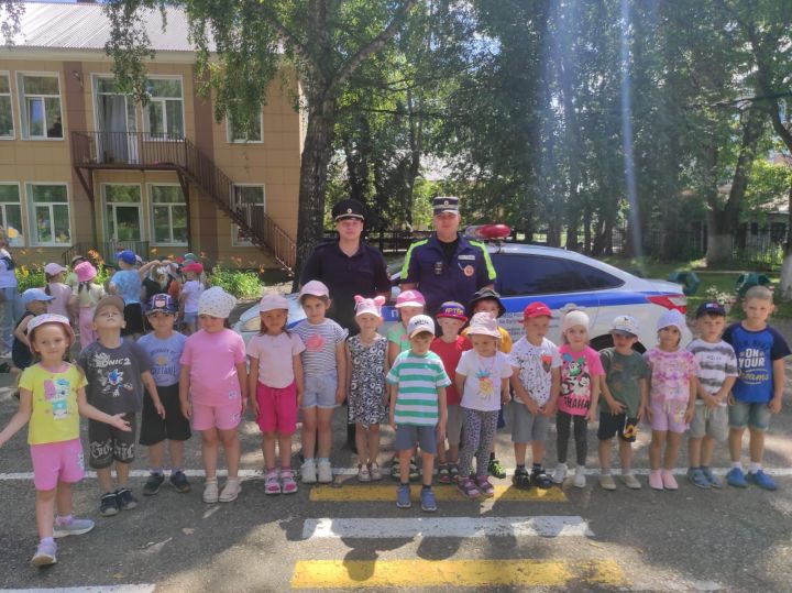 Автоинспекторы объяснили ПДД маленьким бугульминцам