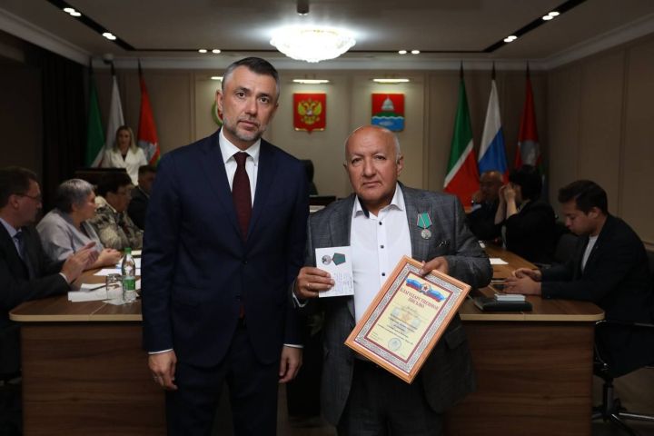 Бугульминцев наградили за помощь бойцам СВО