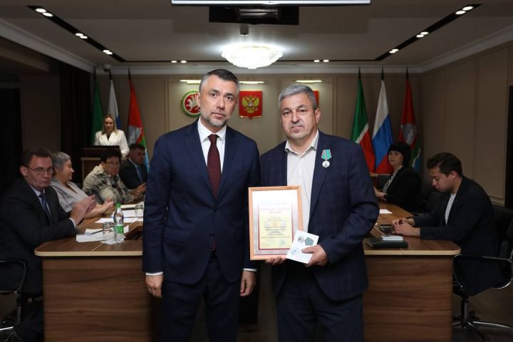 Бугульминцев наградили за помощь бойцам СВО