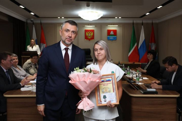 Бугульминцев наградили за помощь бойцам СВО