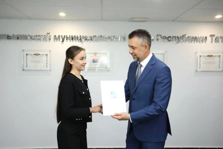 Дамир Фаттахов встретился с бугульминскими стобалльниками