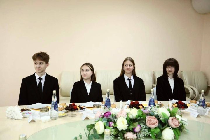 Дамир Фаттахов встретился с бугульминскими стобалльниками