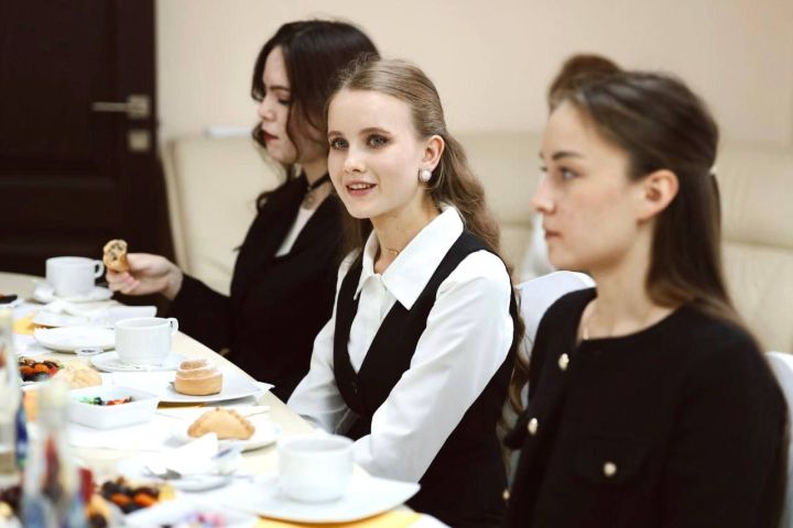 Дамир Фаттахов встретился с бугульминскими стобалльниками