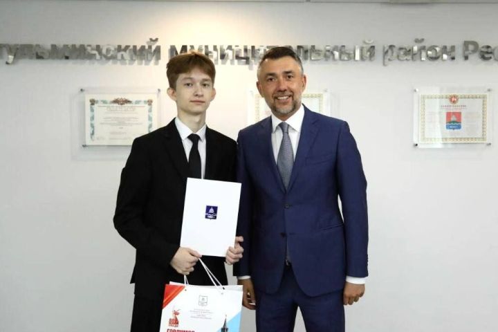 Дамир Фаттахов встретился с бугульминскими стобалльниками