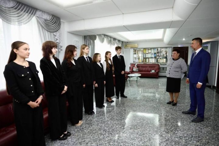 Дамир Фаттахов встретился с бугульминскими стобалльниками
