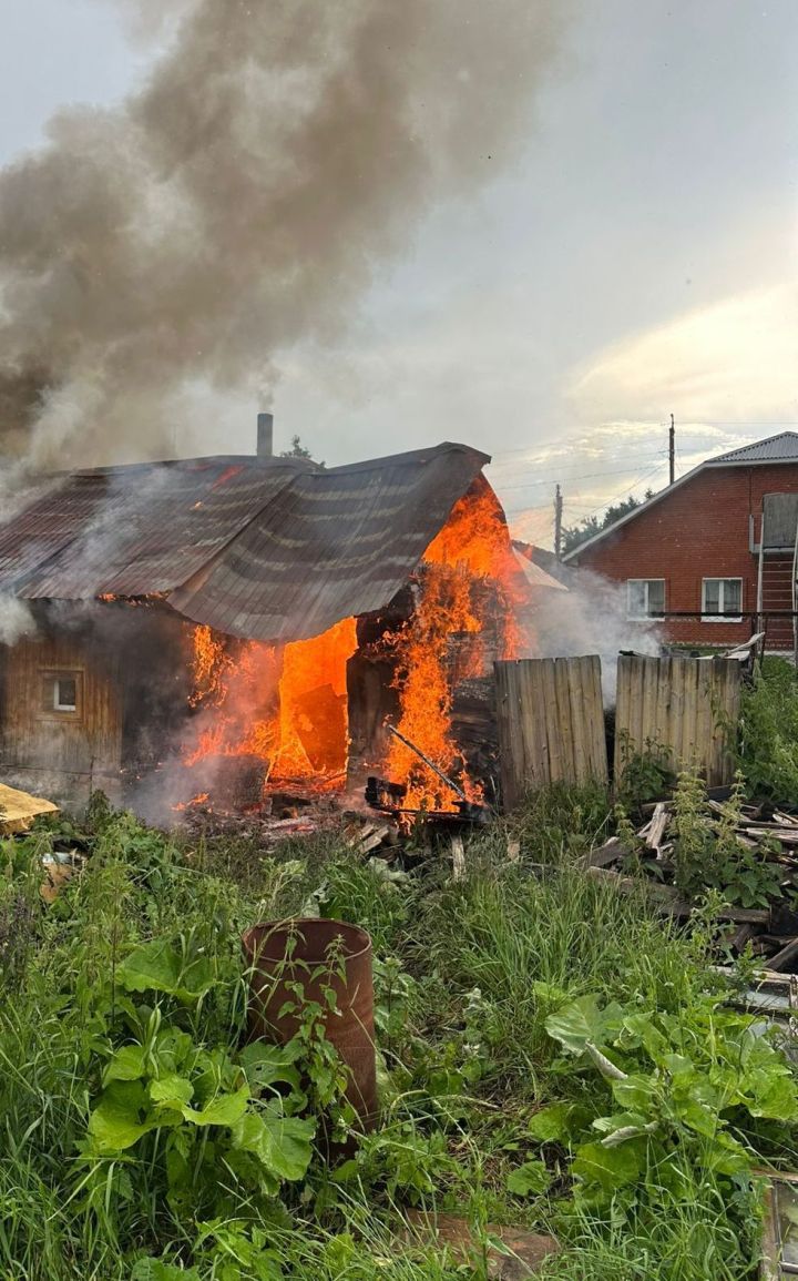 В Бугульме сгорела баня