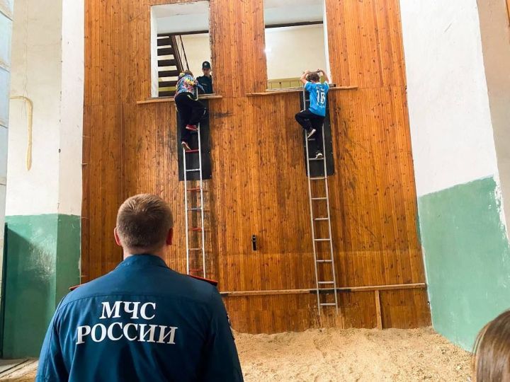 Юные бугульминцы познакомились с профессией спасателя