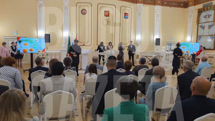 Торжественный прием лучших семей провели в местном загсе