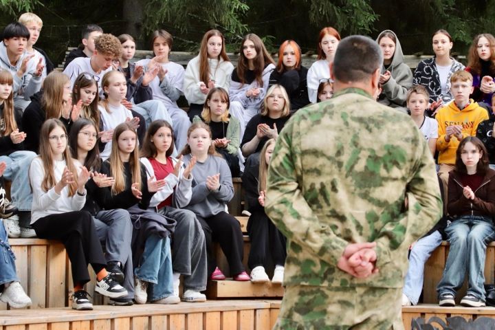 Бугульминские школьники встретились с героем специальной военной операции