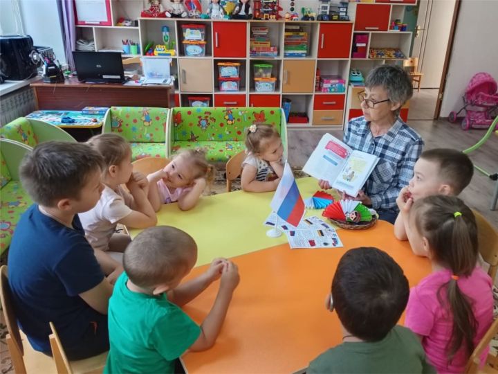 В Бугульминском районе празднуют День флага РФ