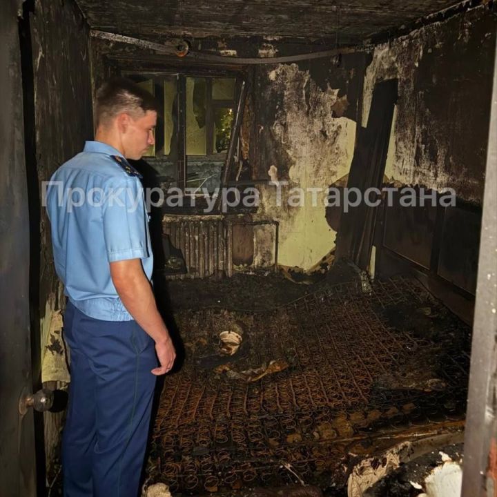 На пожаре в многоэтажке в Бугульме погибли мужчина и женщина