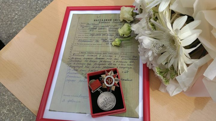 В Бугульме потомкам семьи участника Великой Отечественной передали найденные в Эстонии боевые награды