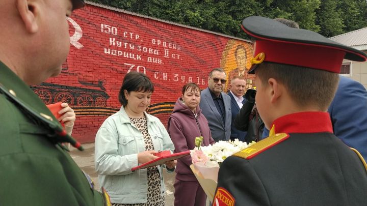 В Бугульме потомкам семьи участника Великой Отечественной передали найденные в Эстонии боевые награды