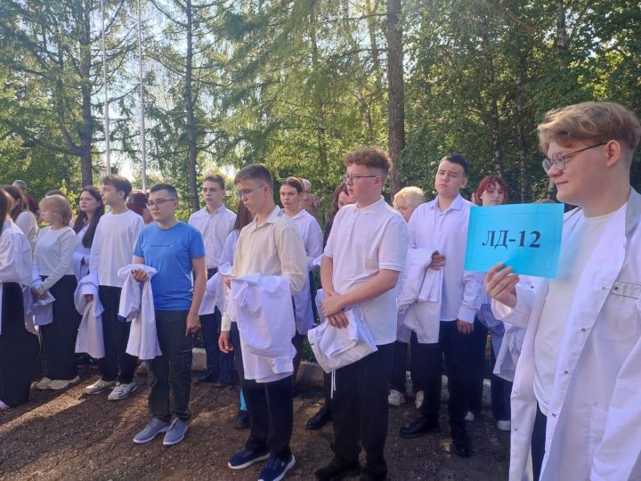 В Бугульме священник принял участие в торжественной линейке в День знаний