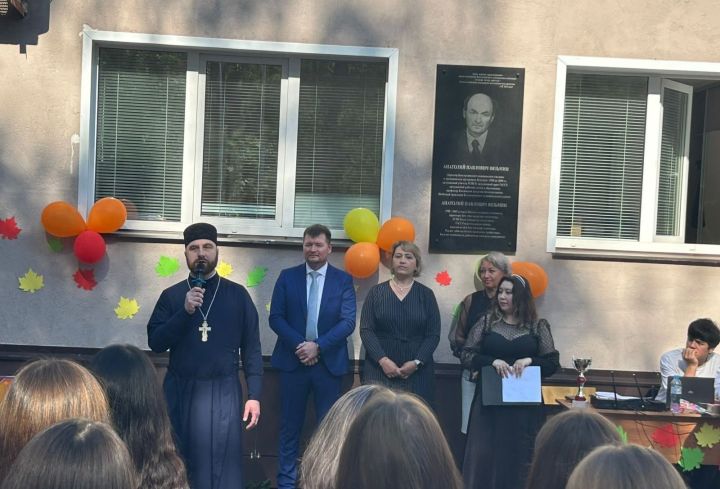В Бугульме священник принял участие в торжественной линейке в День знаний