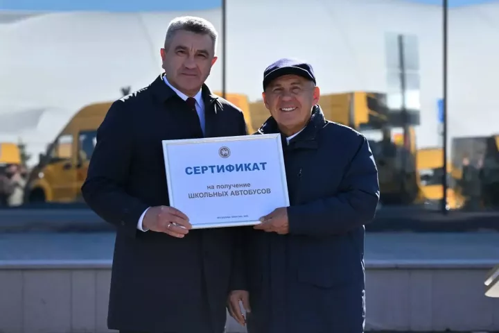 Раис Татарстана вручил новый школьный автобус Бугульминскому району