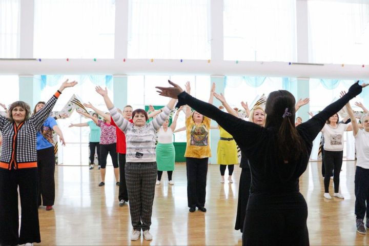 В Бугульме прошло занятие по линейным танцам в рамках программы «Активное долголетие»