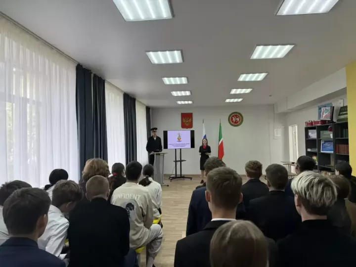 Сотрудники полиции Бугульмы проводят профориентационные беседы в школах
