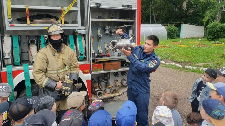 Пожарный автомобиль приехал в гости в детский сад Бугульмы