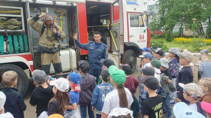 Пожарный автомобиль приехал в гости в детский сад Бугульмы