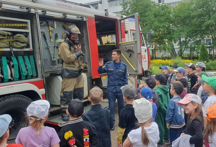Пожарный автомобиль приехал в гости в детский сад Бугульмы