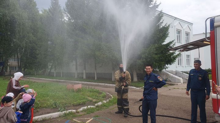 Пожарный автомобиль приехал в гости в детский сад Бугульмы
