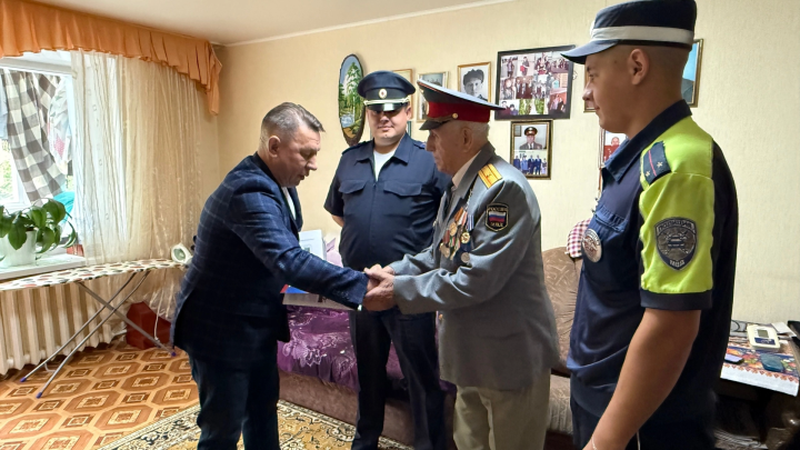 «Спасибо за службу»: ветеранов ГАИ в Бугульме поздравили с юбилеем и вручили тонометры