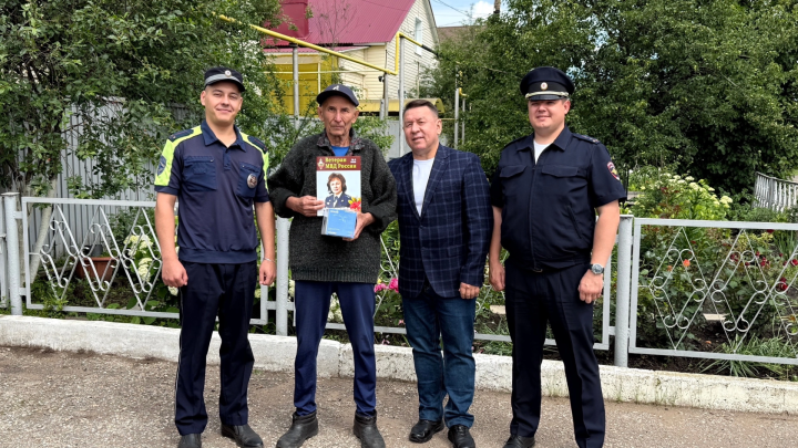 «Спасибо за службу»: ветеранов ГАИ в Бугульме поздравили с юбилеем и вручили тонометры