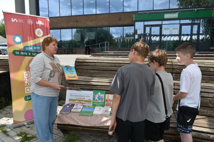 На улице Ярослава Гашека прошла акция «По тропинкам лета с книгой»
