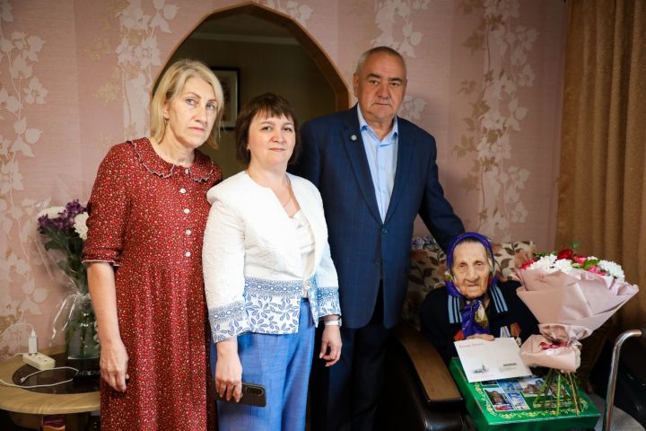 Бөгелмәдә тыл хезмәткәре Мария Ильинична Ильинаны 95 яшьлек юбилее белән котладылар