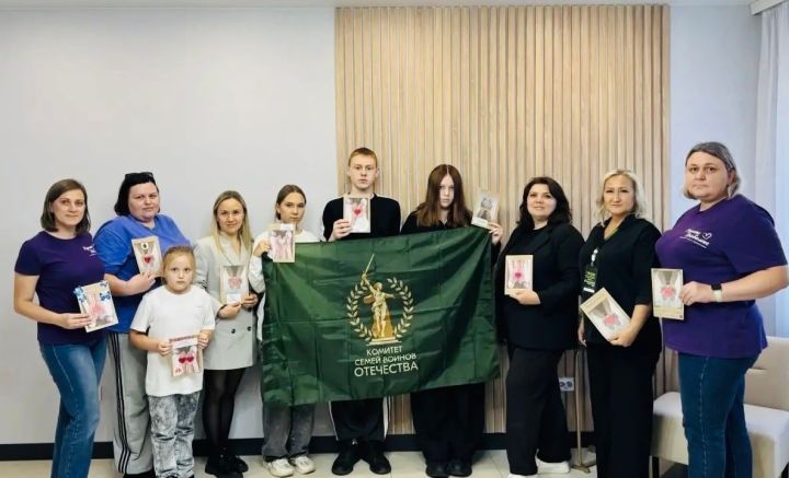 В Бугульме семьи участников СВО сделали открытки для бойцов