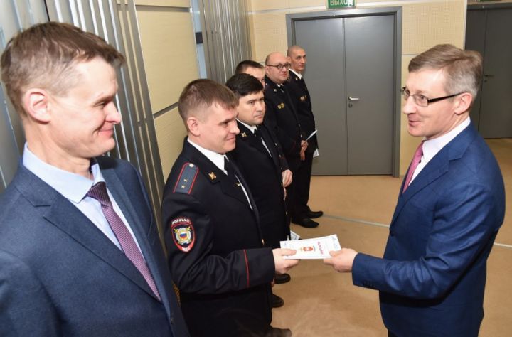 В Татарстане 23 полицейским вручили сертификаты на покупку жилья