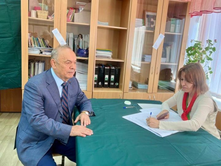 Председатель СМО РТ Экзам Губайдуллин вместе с супругой проголосовал на выборах